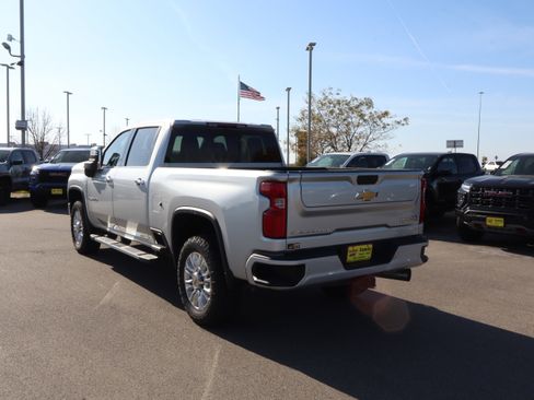 Used 2022 Chevrolet Silverado 2500 High Country w/ Safety Package II image 5