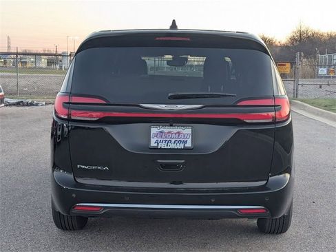 New 2026 Chrysler Pacifica Select image 4