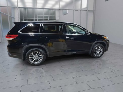 Used 2017 Toyota Highlander XLE AWD/4WD image 9