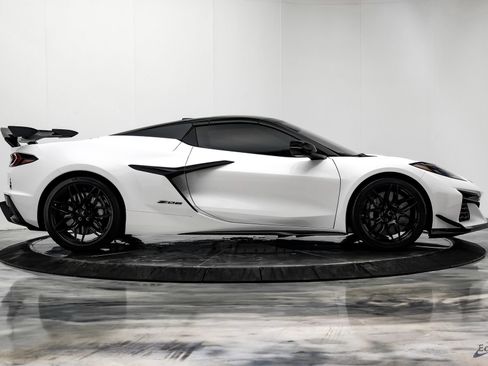 Used 2025 Chevrolet Corvette Z06 w/ Z07 Performance Package RWD image 25