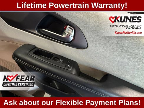 Used 2023 Chrysler Pacifica Touring-L FWD image 43