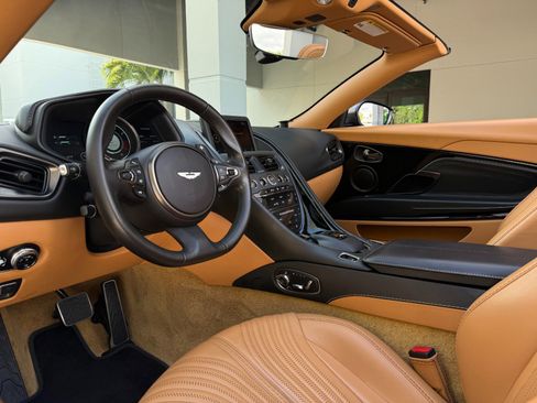 Used 2019 Aston Martin DB11 Volante image 31
