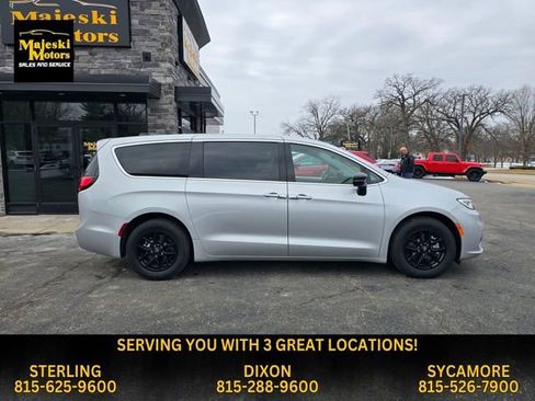 Used 2024 Chrysler Pacifica Touring-L image 9