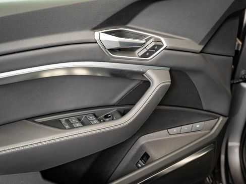 Used 2021 Audi e-tron Premium Plus w/ Premium Plus Package image 25