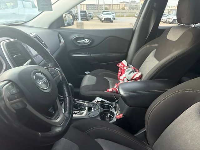 Used 2016 Jeep Cherokee Sport w/ Cold Weather Group FWD image 6