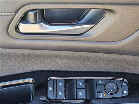 Used 2025 Nissan Pathfinder SL FWD image 11