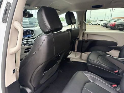 Used 2024 Chrysler Pacifica Limited FWD image 26