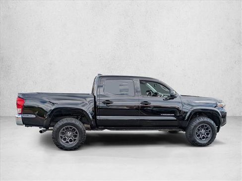 Used 2017 Toyota Tacoma SR5 w/ Tow Package RWD image 4