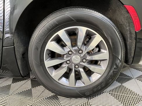 Used 2019 Chrysler Pacifica Touring-L image 15