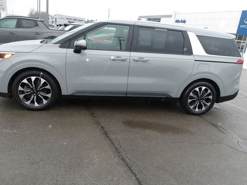 Used 2023 Kia Carnival EX image 4