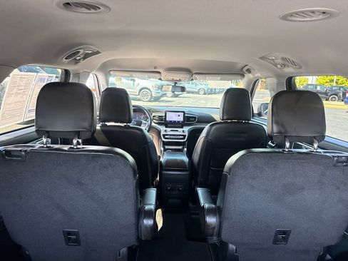 Used 2024 Ford Explorer XLT w/ Equipment Group 202A AWD/4WD image 17