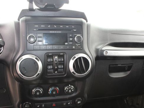 Used 2015 Jeep Wrangler Unlimited Rubicon w/ Connectivity Group image 34