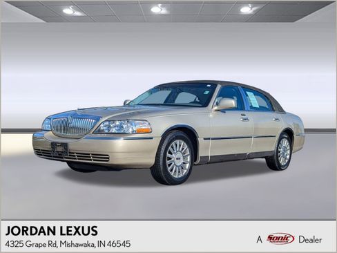 Used 2004 Lincoln Town Car Signature image 1