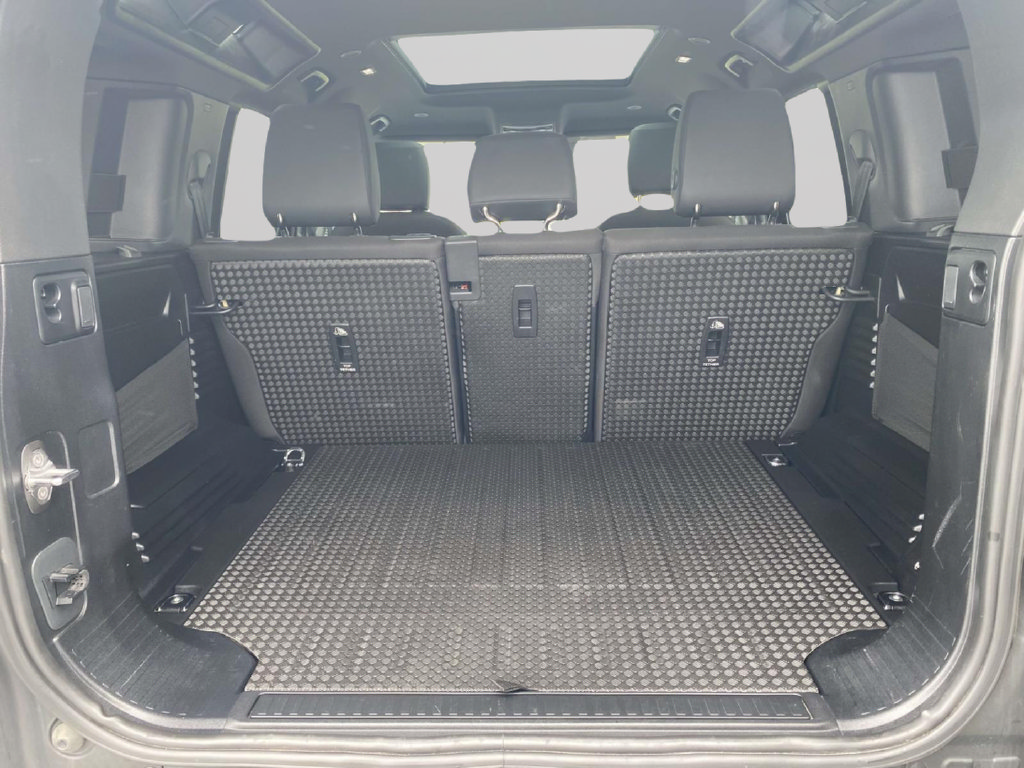 Used 2025 Land Rover Defender 110 S AWD/4WD image 8