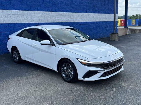 Used 2024 Hyundai Elantra SEL image 3