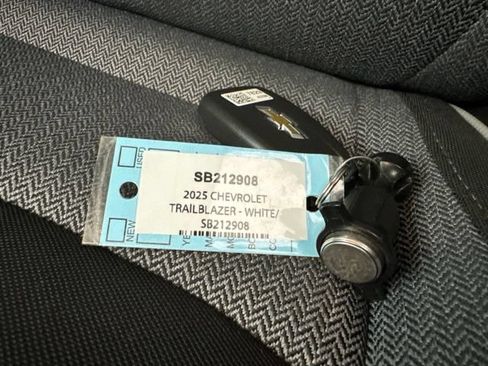 Used 2025 Chevrolet TrailBlazer LT AWD/4WD image 31