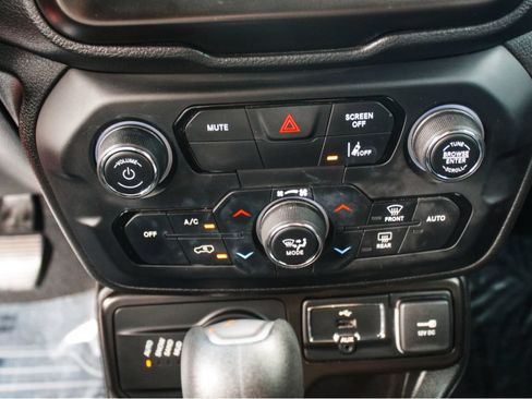 Used 2021 Jeep Renegade Latitude AWD/4WD image 18