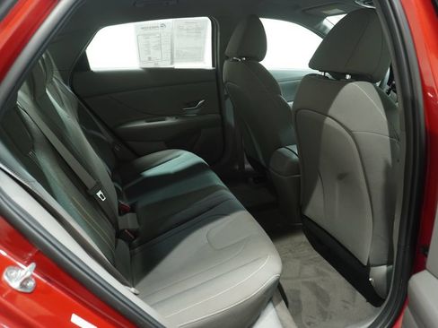 Used 2022 Hyundai Elantra SEL FWD image 16