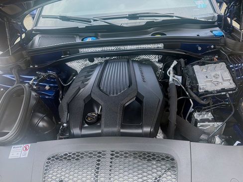 Used 2024 Porsche Macan w/ Premium Plus Package AWD/4WD image 36