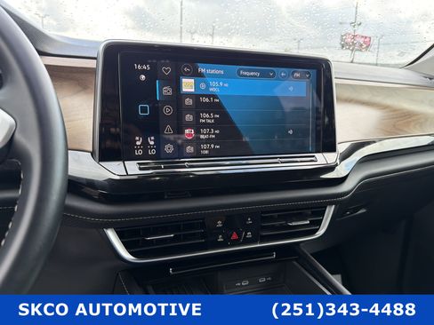 Used 2025 Volkswagen Atlas SE AWD/4WD image 3