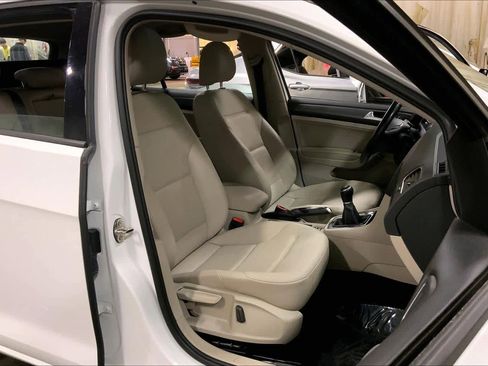 Used 2019 Volkswagen Golf SE image 9