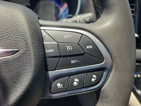 Used 2023 Chrysler Pacifica Touring-L FWD image 23
