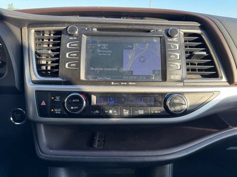 Used 2018 Toyota Highlander XLE AWD/4WD image 2