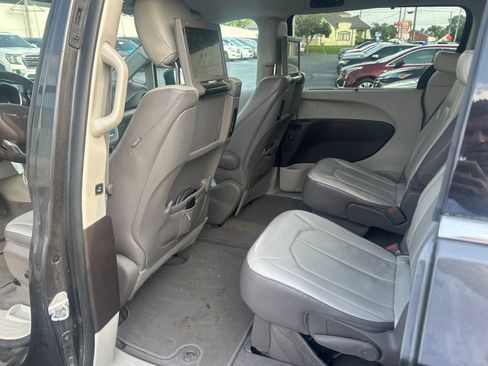Used 2017 Chrysler Pacifica Touring-L Plus FWD image 17