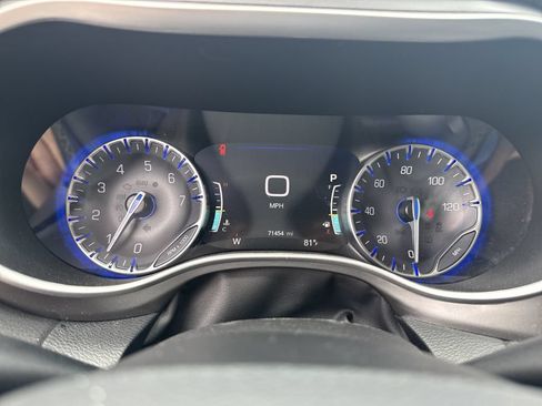 Used 2024 Chrysler Pacifica Touring-L FWD image 17