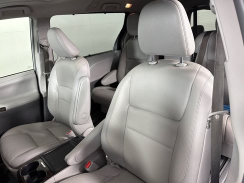Used 2019 Toyota Sienna XLE w/ XLE Navigation Package FWD image 10