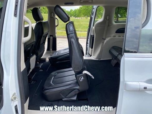 Used 2023 Chrysler Pacifica Touring-L FWD image 34