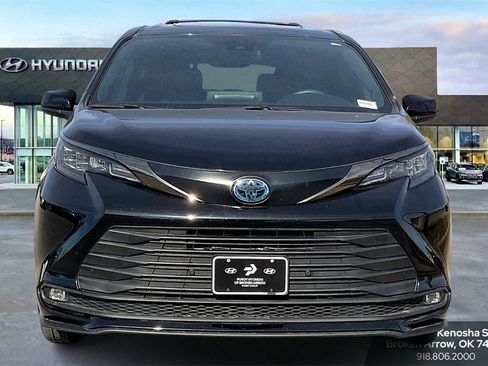 Used 2024 Toyota Sienna XSE image 3