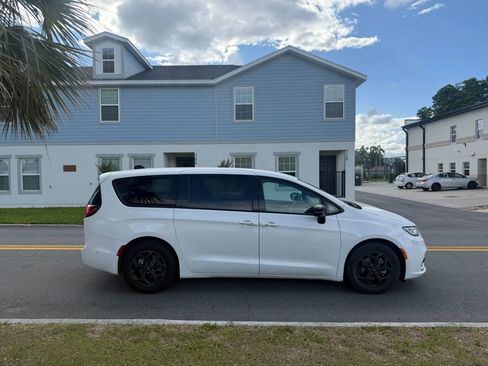Used 2024 Chrysler Pacifica Limited FWD image 4