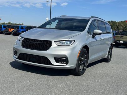 Used 2023 Chrysler Pacifica Touring-L w/ Uconnect Theater Family Group
