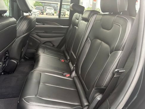 Used 2024 Jeep Grand Cherokee Limited w/ Black Appearance Package AWD/4WD image 8
