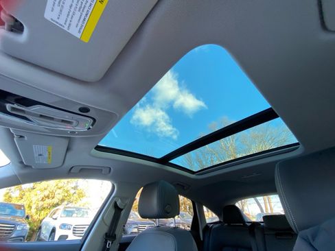 Used 2022 Audi e-tron Premium Plus image 21