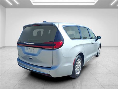 Used 2024 Chrysler Pacifica Touring-L FWD image 11