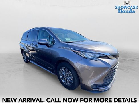 Used 2021 Toyota Sienna LE FWD image 6