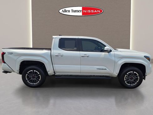 Used 2024 Toyota Tacoma TRD Sport AWD/4WD image 5