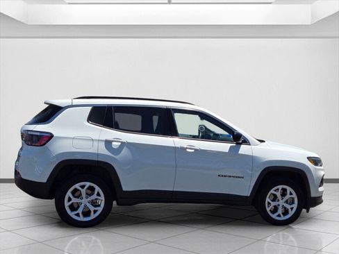 Used 2024 Jeep Compass Latitude AWD/4WD image 4