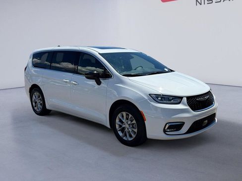 Used 2026 Chrysler Pacifica Limited AWD/4WD image 7