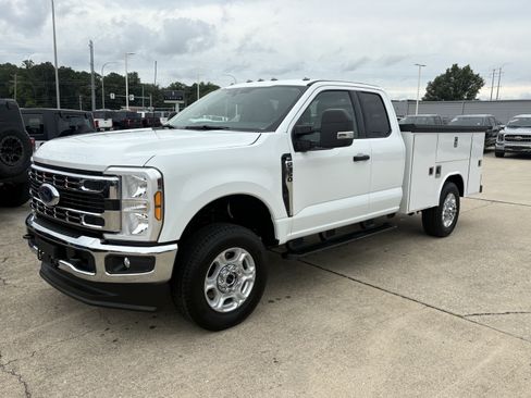 Used 2025 Ford F350 XLT w/ Snow Plow/Camper Package AWD/4WD image 4