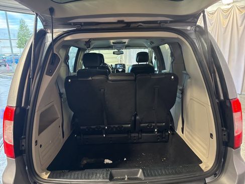 Used 2016 Chrysler Town & Country Touring-L w/ Driver Convenience Group image 11