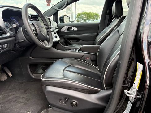 Used 2025 Chrysler Pacifica Limited FWD image 14