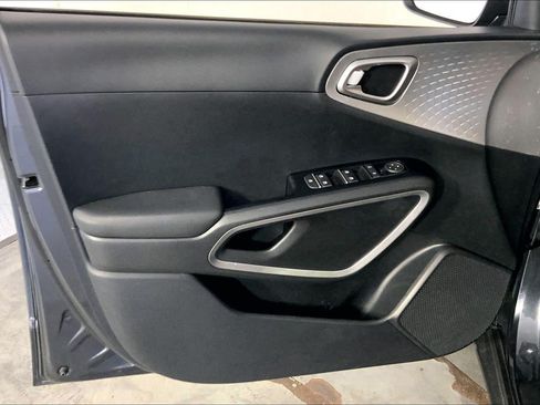 Used 2025 Kia Soul LX w/ LX Technology Package FWD image 24