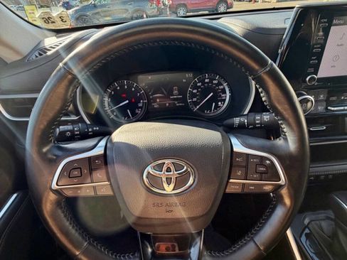 Used 2021 Toyota Highlander XLE AWD/4WD image 15