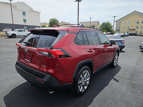 Used 2020 Toyota RAV4 XLE Premium FWD image 5