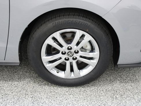 Used 2023 Toyota Sienna XSE w/ XSE Plus Package AWD/4WD image 5
