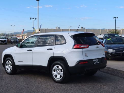 Used 2017 Jeep Cherokee Sport image 12