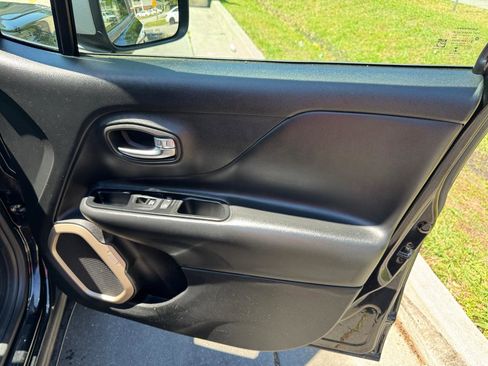 Used 2017 Jeep Renegade Limited AWD/4WD image 19